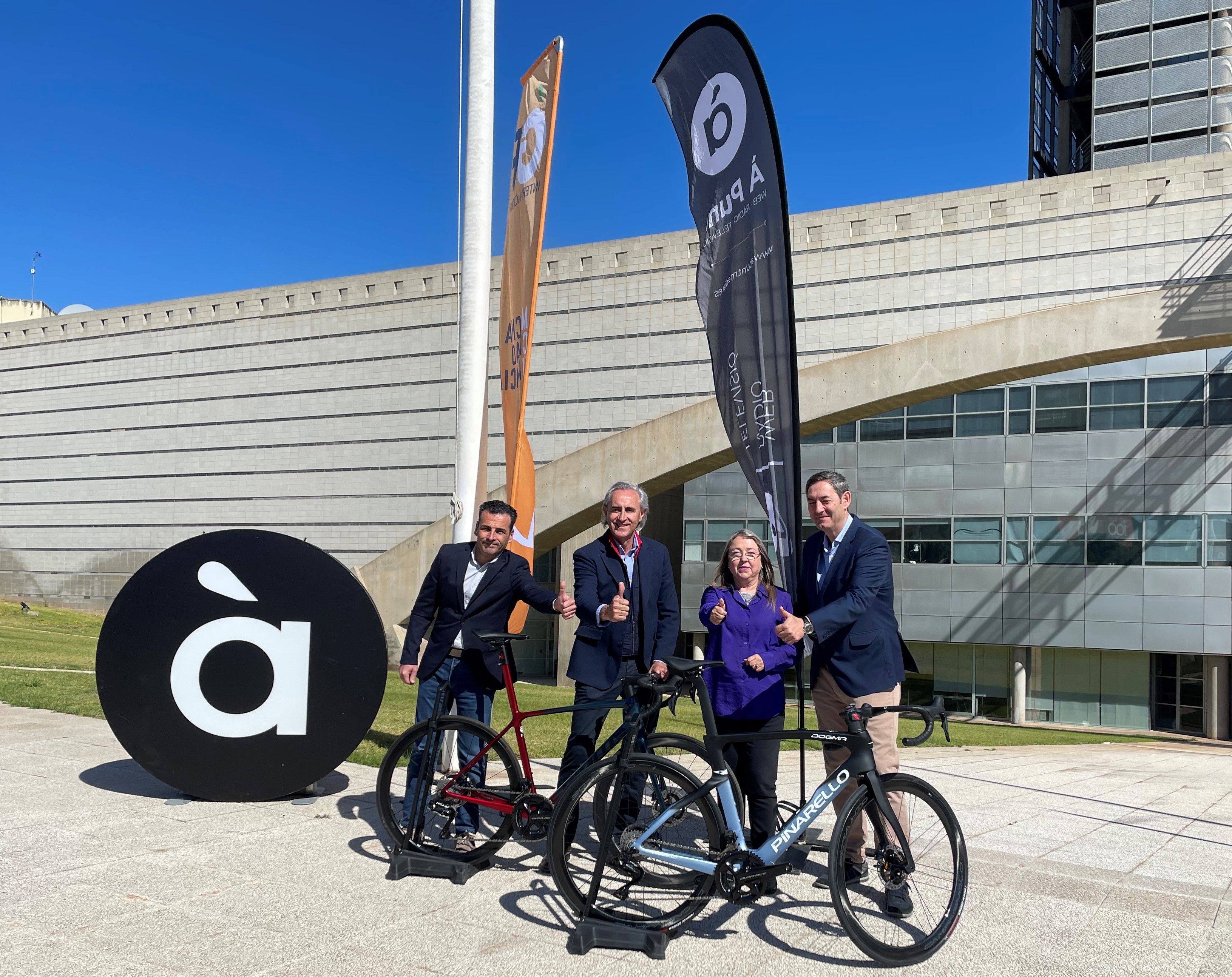 Alfred Costa (director general d'À Punt), Javier Castellar (president de Podium), Mar Iglesias (presidenta de la CVMC) i Ricard Cobo (subdirector d'esports d'À Punt Mèdia)