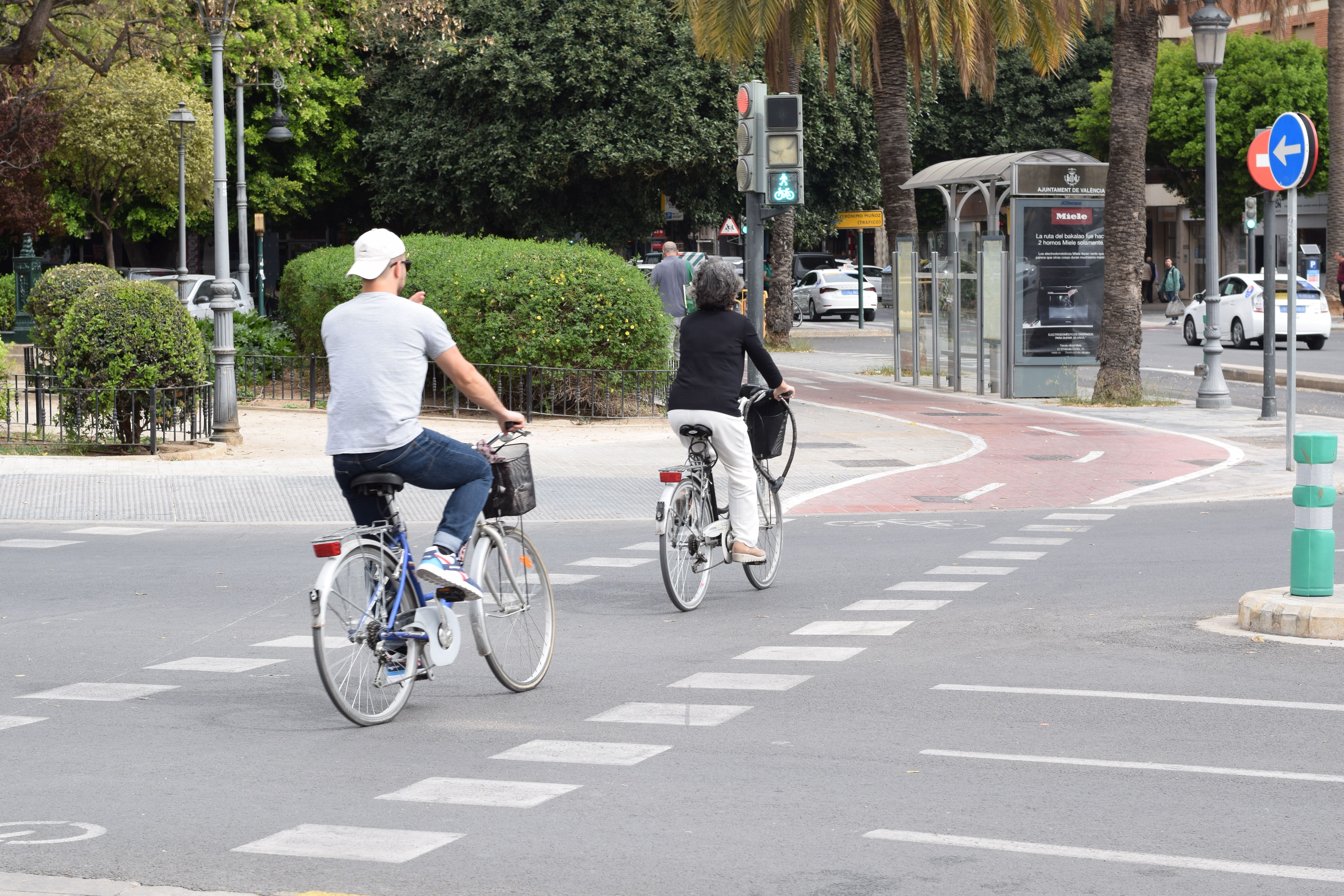 Dos ciclistas circulan por un carril bici en la calle San Vicente de València
