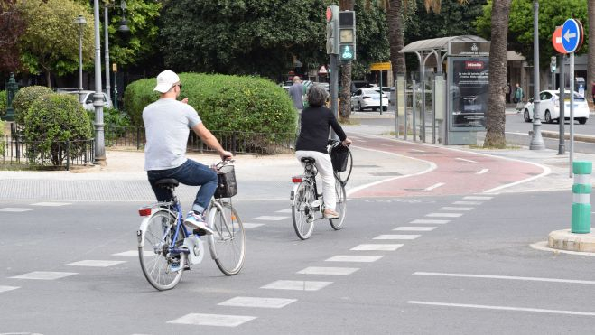 Dos ciclistas circulan por un carril bici en la calle San Vicente de València