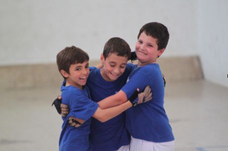 Diego, en el centre, amb els seus companys en les categories escolars de pilota - Volea