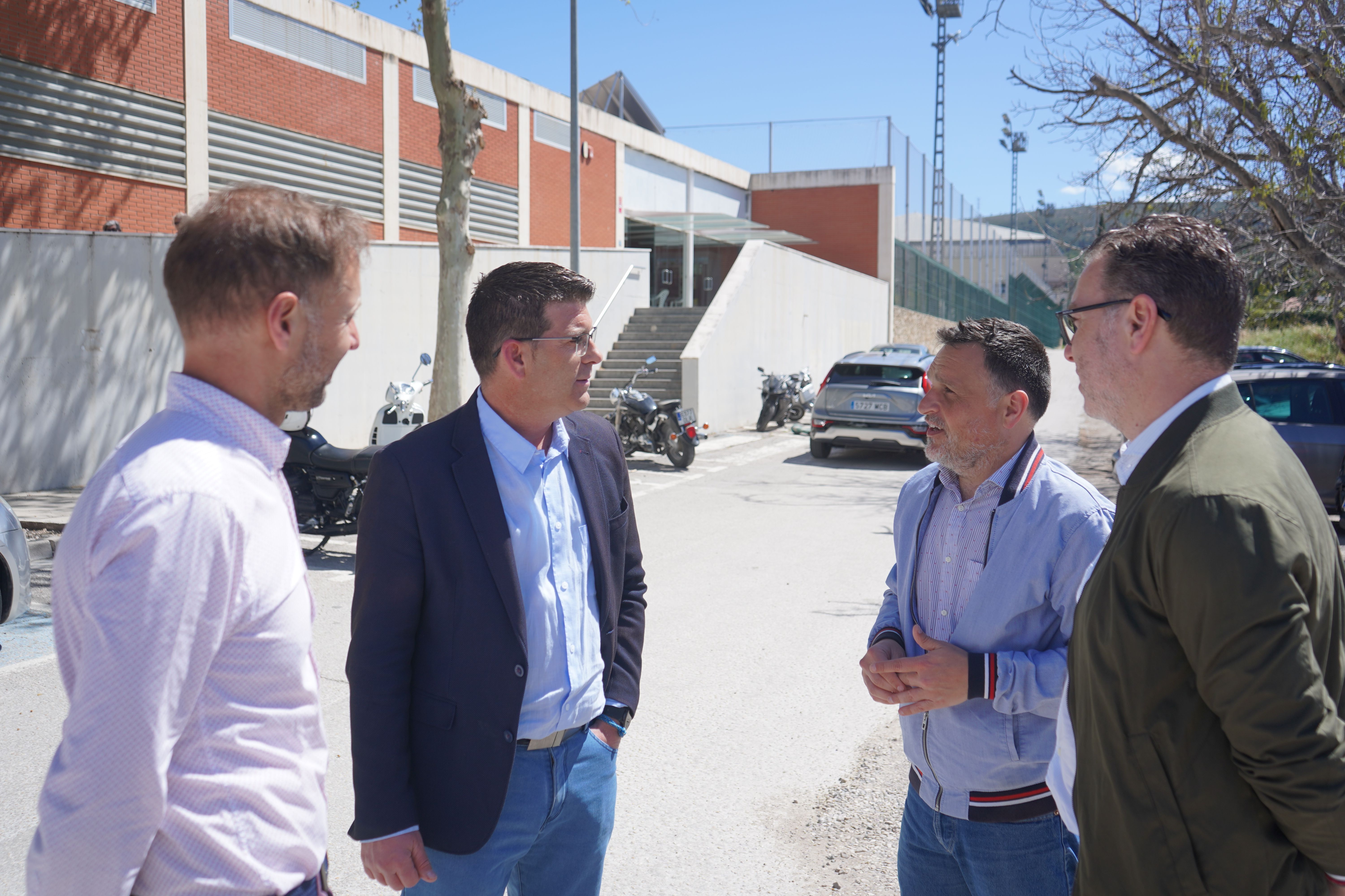 Visita del alcalde de Ontinyent a la piscina municipal