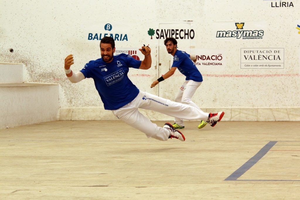 Javi de Massalfassar, amb Giner, en una partida d'escala i corda - Funpival