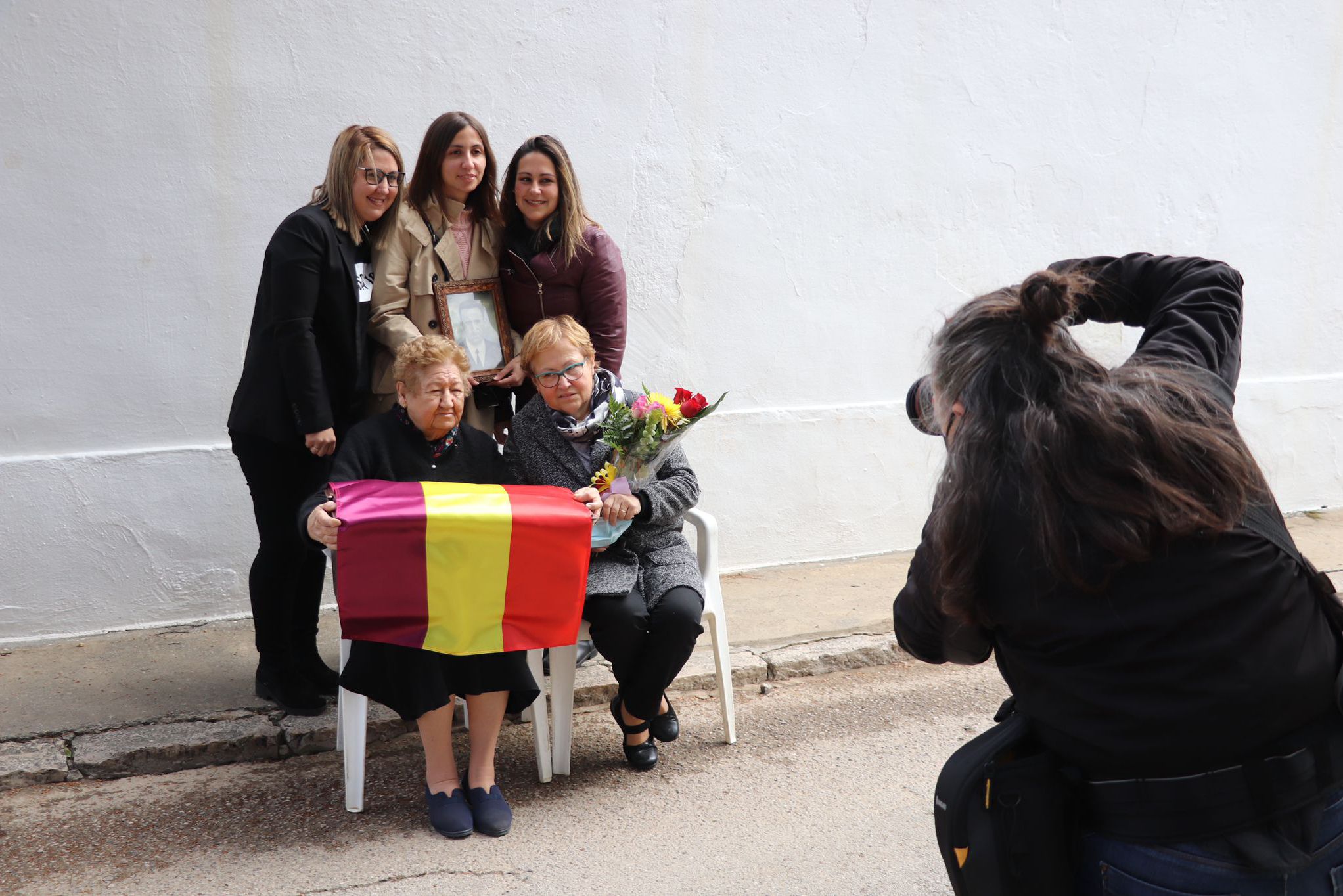 Eva Máñez fotografiando a mujeres 'guardianas de la memoria'