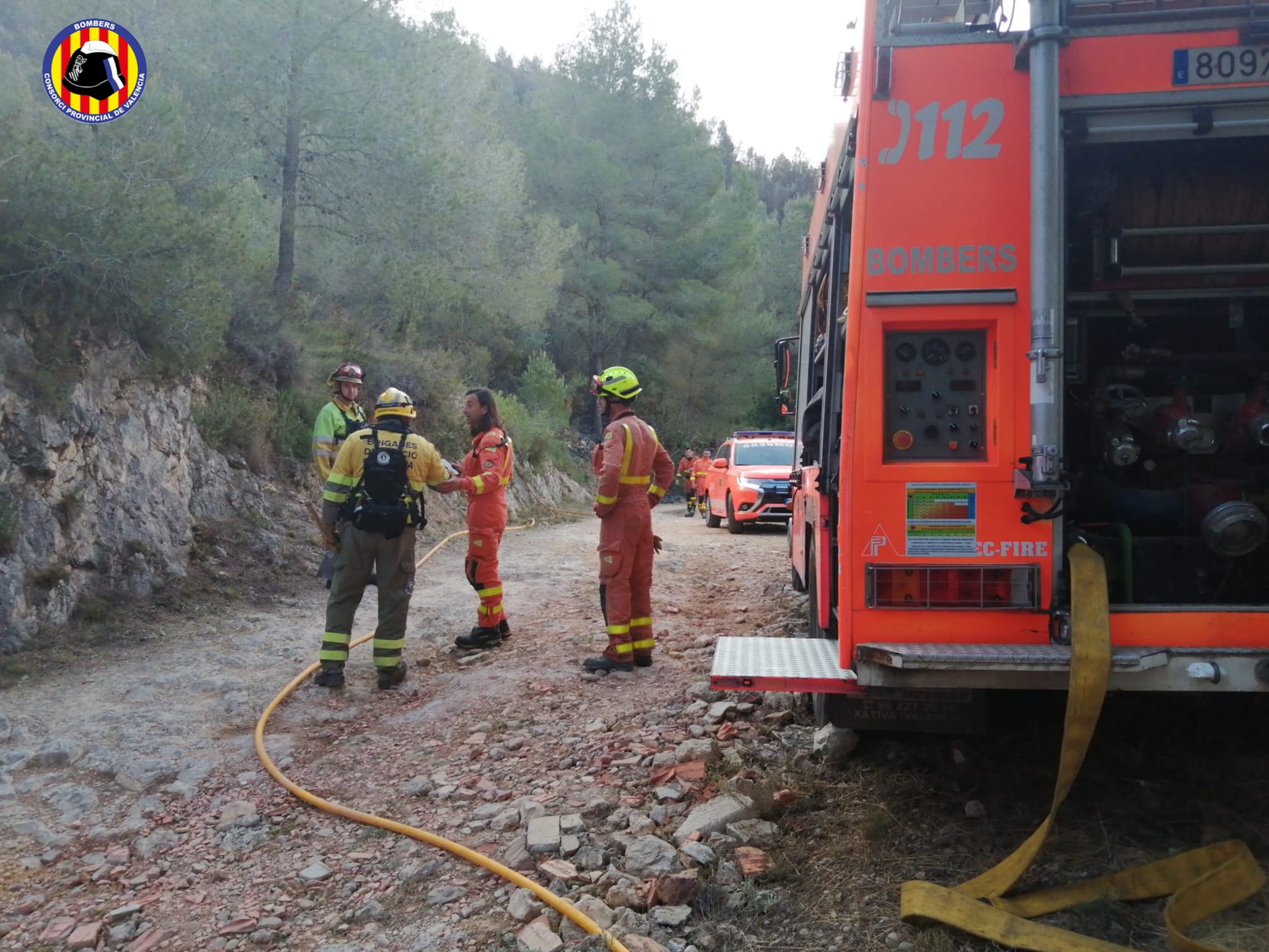 Efectivos del Consorcio Provincial de Bomberos trabajan en el incendio forestal de El Genovés