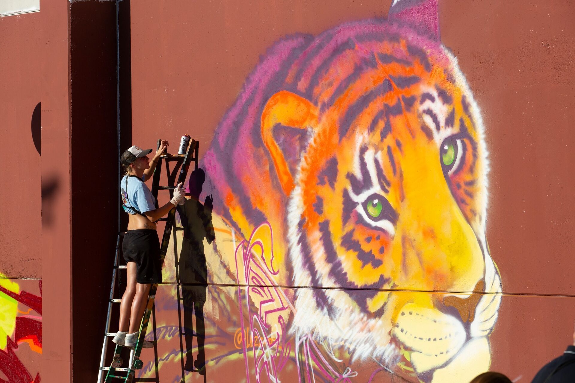 Una artista pinta un mural en la anterior edición del Godejam