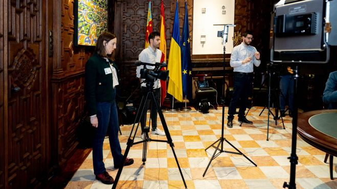 Equipo de València Extra en la entrevista a Ximo Puig. Imagen de Xisco Navarro