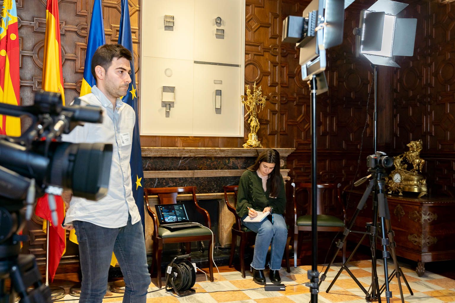 Equipo de València Extra en la entrevista a Ximo Puig. Imagen de Xisco Navarro