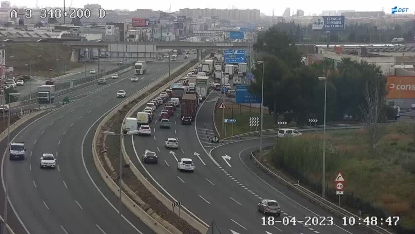 Retenciones en la A-3 a la altura de Mislata tras el vuelco de un camión