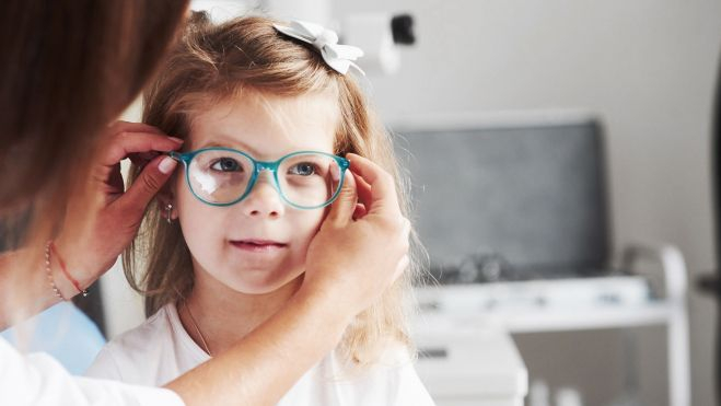 Una oculista posa unes ulleres a una xiqueta