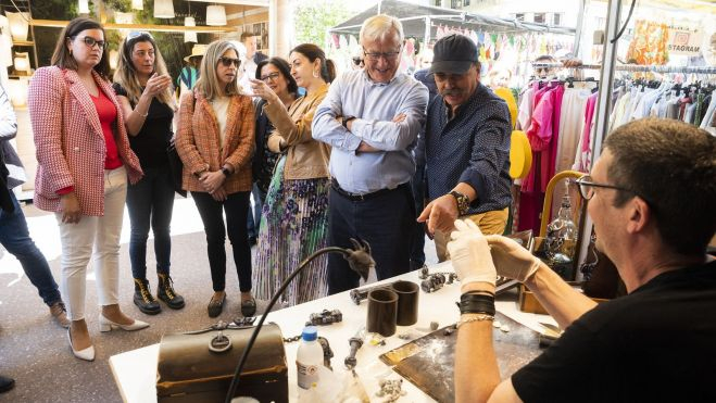 Joan Ribó y Sandra Gómez, entre otros, presentes en la Fira de Artesania. Imagen del Ayuntamiento de València