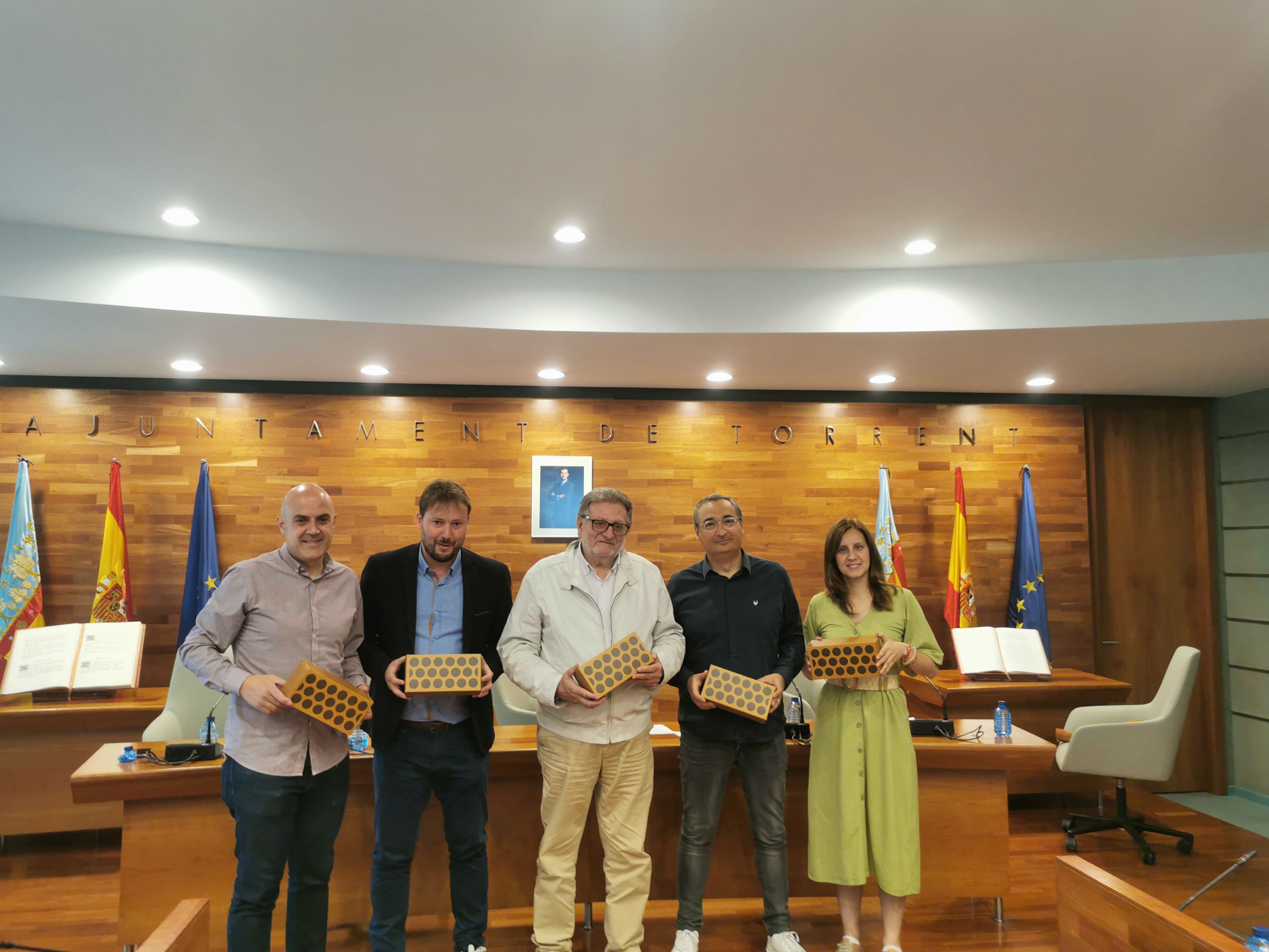 Representants de l'Ajuntament de Torrent al costat d'Eugenio Simó, en la presentació oficial de l'exposició 'Fake Gate'