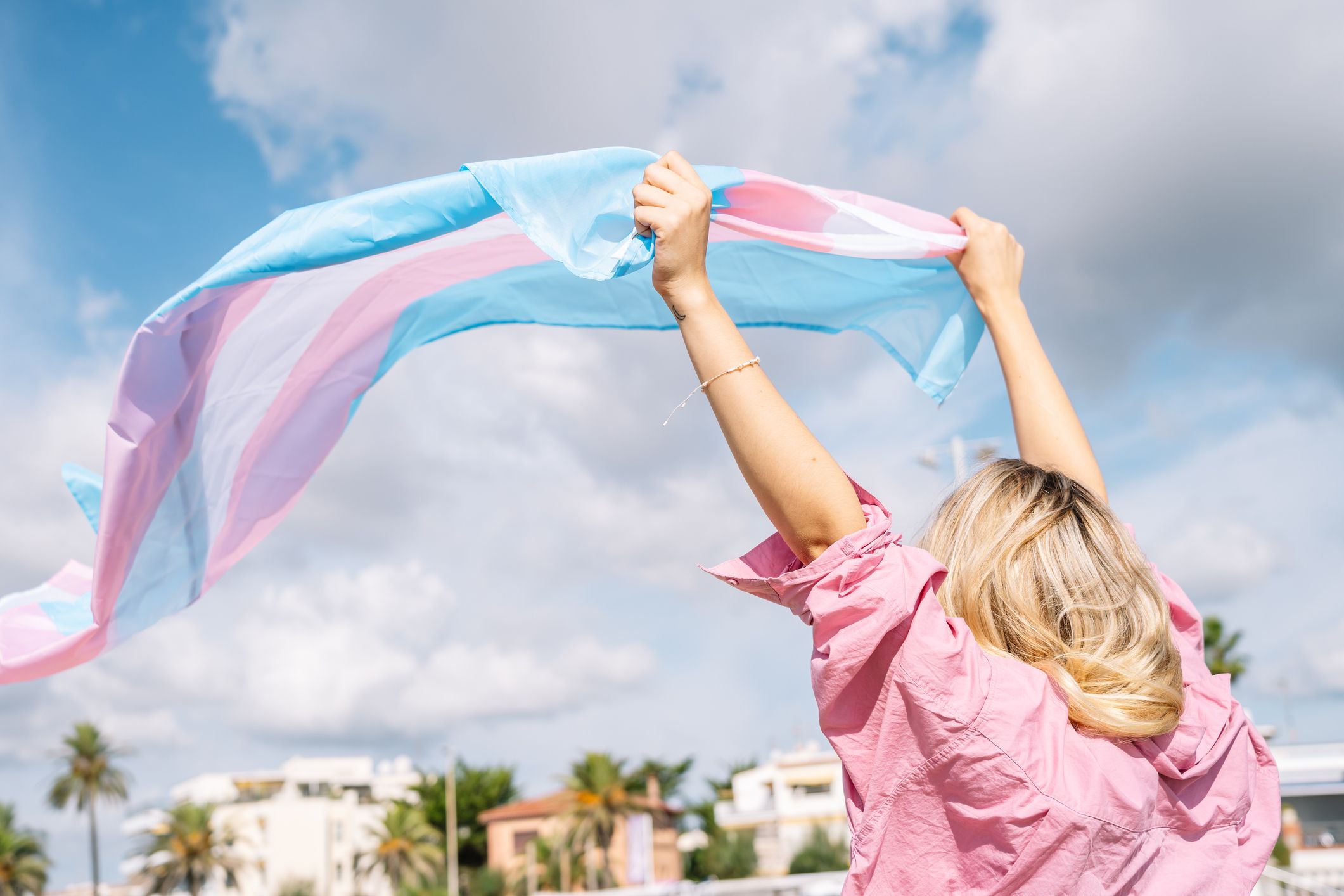 Una persona sosté una bandera trans. Imatge de Guillem de Balanzo per a GettyImages