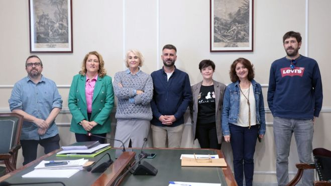 Pere Fuset junto con el jurado que ha elegido los artistas de la Falla Municipal Infantil 2024 Pere Fuset junto con el jurado que ha elegido los artistas de la Falla Municipal Infantil 2024