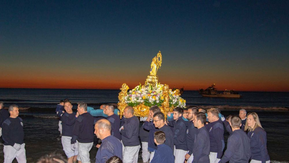 Procesión durante las fiestas Mayores de Cullera 2023