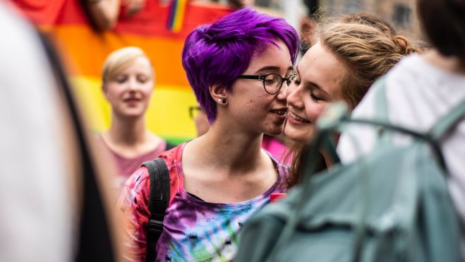 Dues dones en la manifestació de l'Orgull