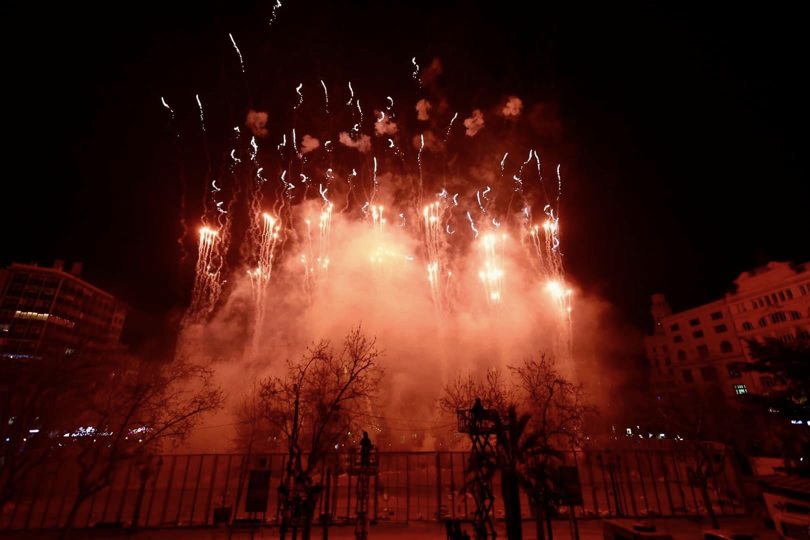Tret d'un espectacle pirotècnic a la plaça de l'Ajuntament de València / Foto: Junta Central Fallera
