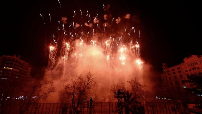 Tret d'un espectacle pirotècnic a la plaça de l'Ajuntament de València / Foto: Junta Central Fallera