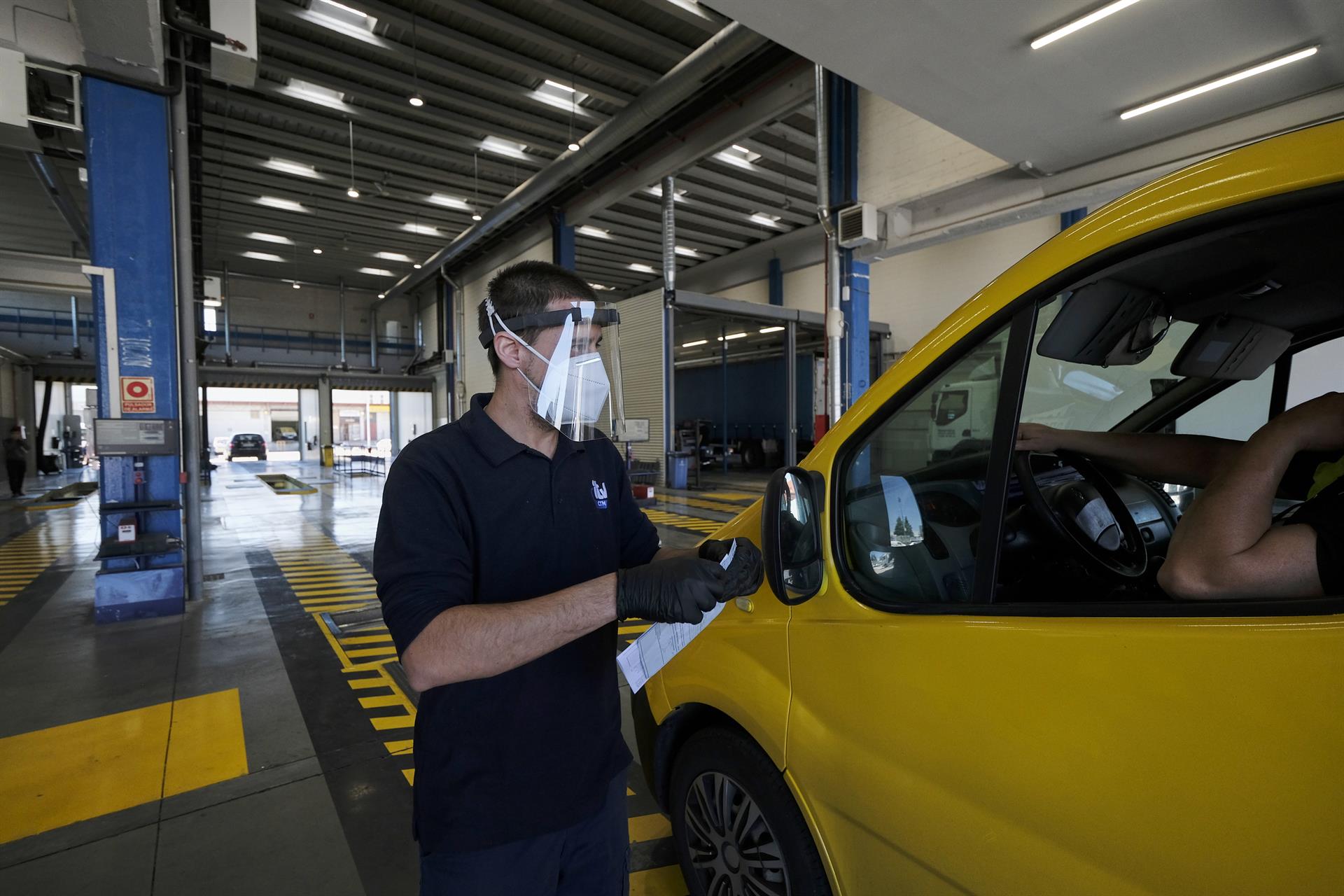 Un trabajador analiza un vehículo en la ITV