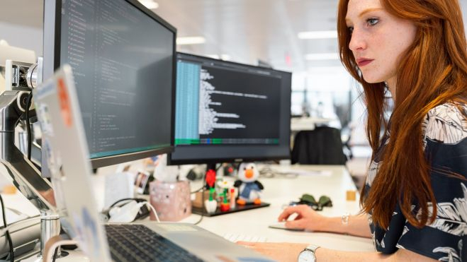 Una mujer trabajando con códigos en un ordenador. Imagen: Unsplash