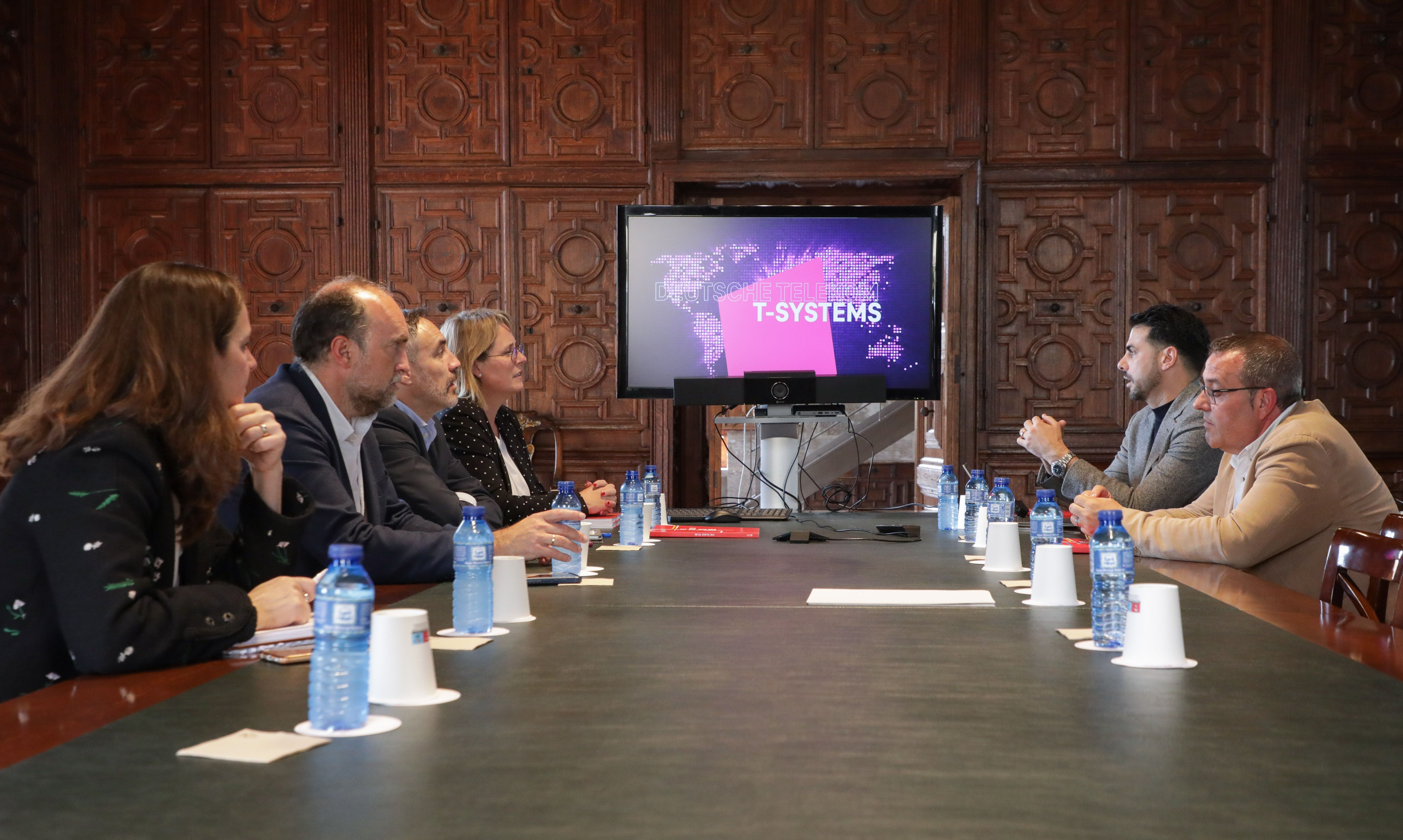 Maria José Mira, secretaria autonómica de Modelo Económico, Juan Ángel Poyatos, director general de Coordinación de la Acción del Gobierno, junto con representantes de T System, filial de Deutsche Telekom