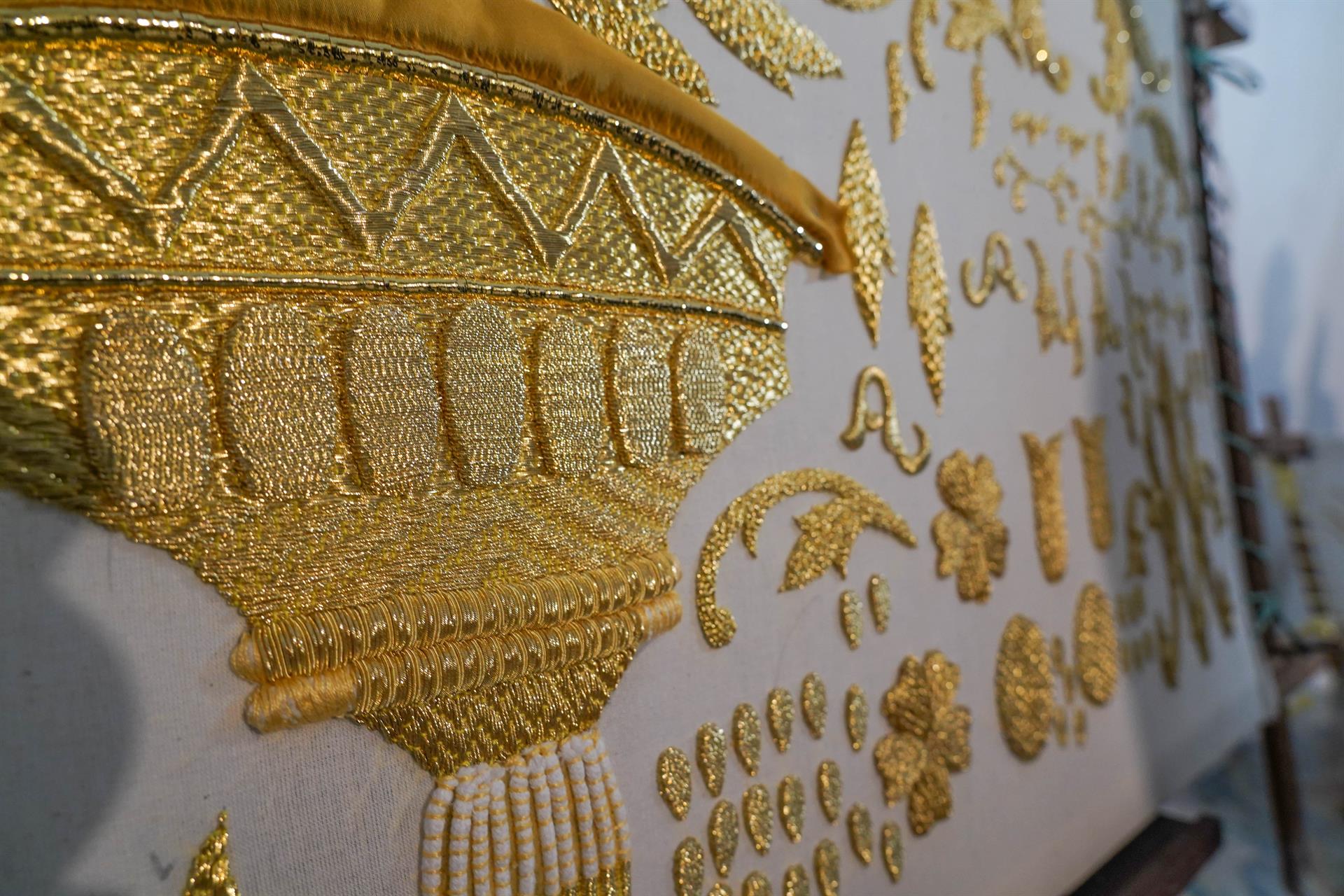 Detall brodat en daurat del nou mantell de la Verge dels Desemparats. Imatge: Ateneu Mercantil