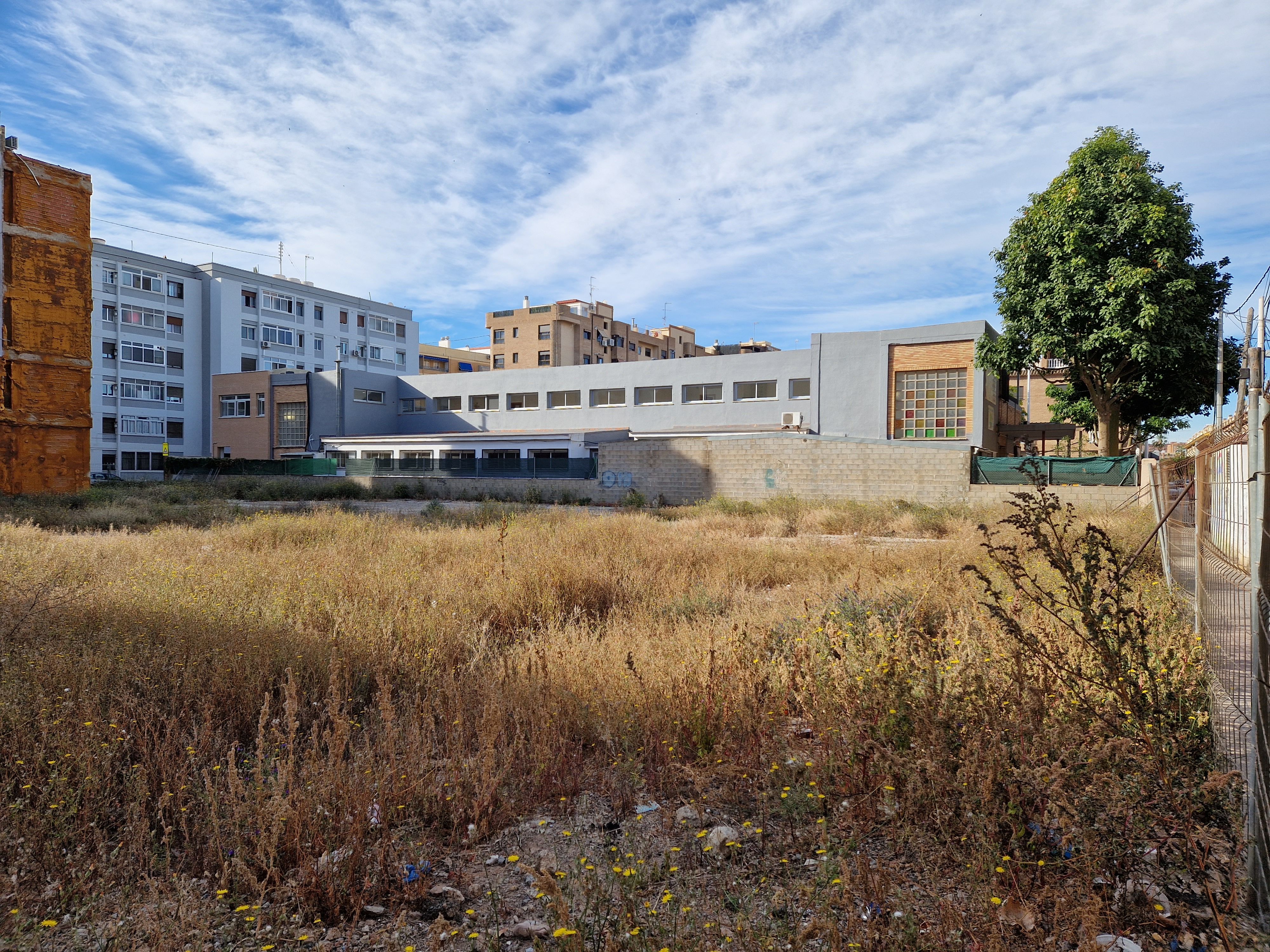 Solar de Alboraya que será reconvertido en un huerto escolar y aparcamiento público
