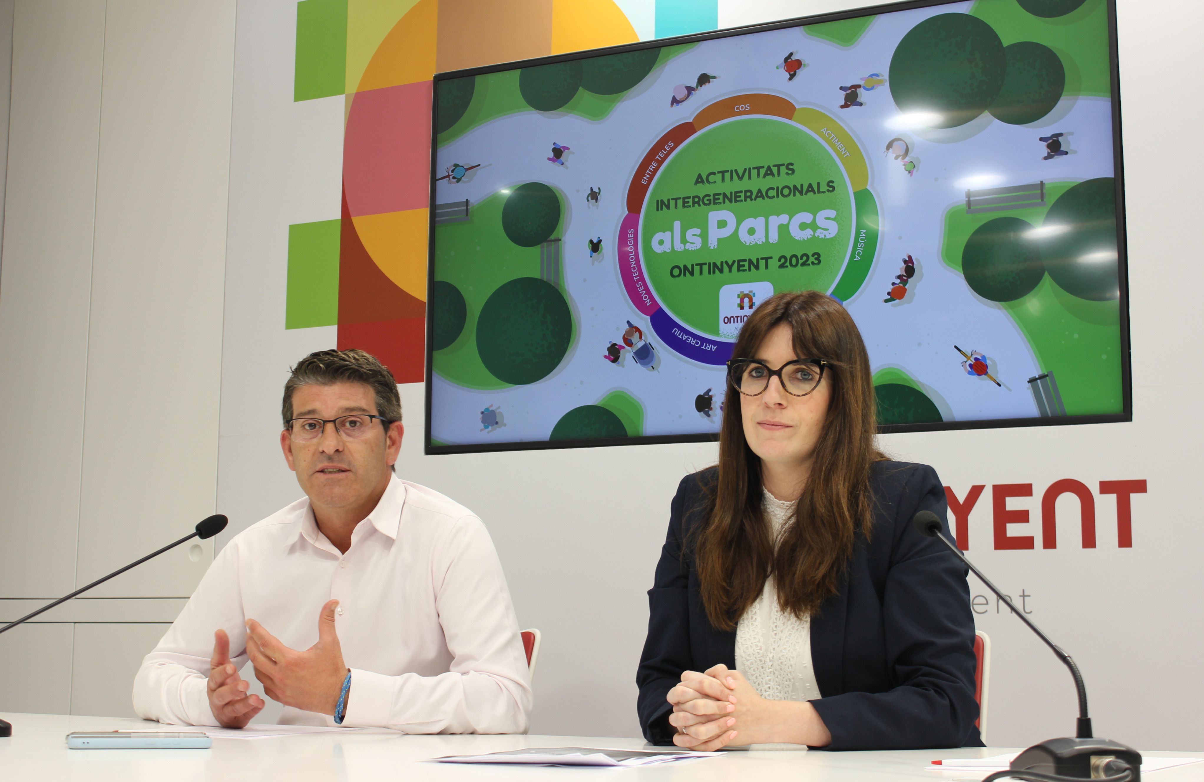 L'alcalde de l'Ontinyent, Jorge Rodríguez, i la regidora de Política per a les Persones, Paula Soler