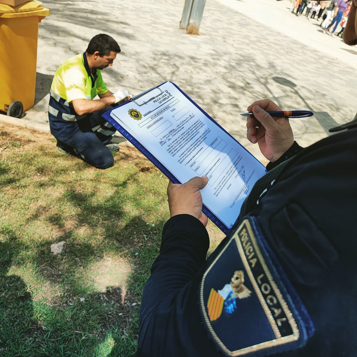 Un policia ompli una fitxa