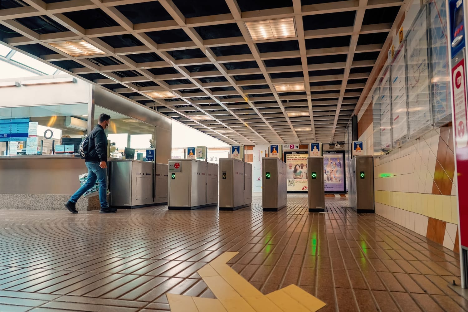 Un usuario se dispone a pasar los tornos en una estación de Metrovalencia