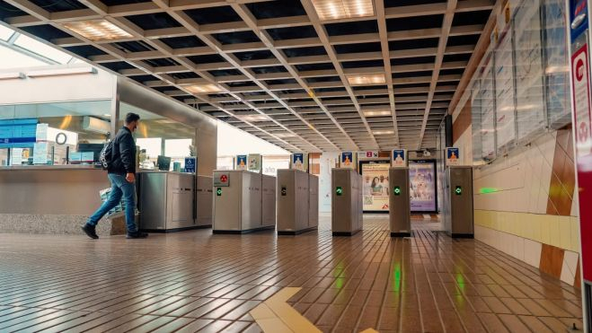 Un usuario se dispone a pasar los tornos en una estación de Metrovalencia