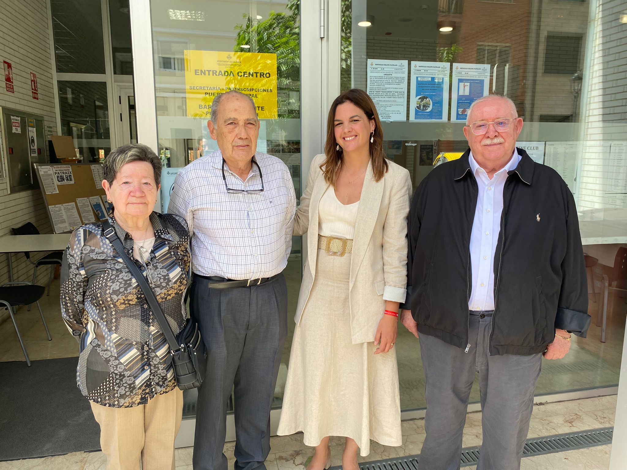 La candidata socialista a la Alcaldía de València, Sandra Gómez, en el centro de mayores de Patraix