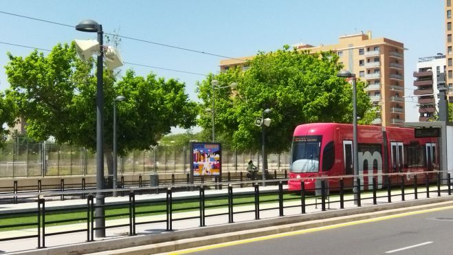 Línea de tranvía de Metrovalencia a su paso por Quatre Carreres