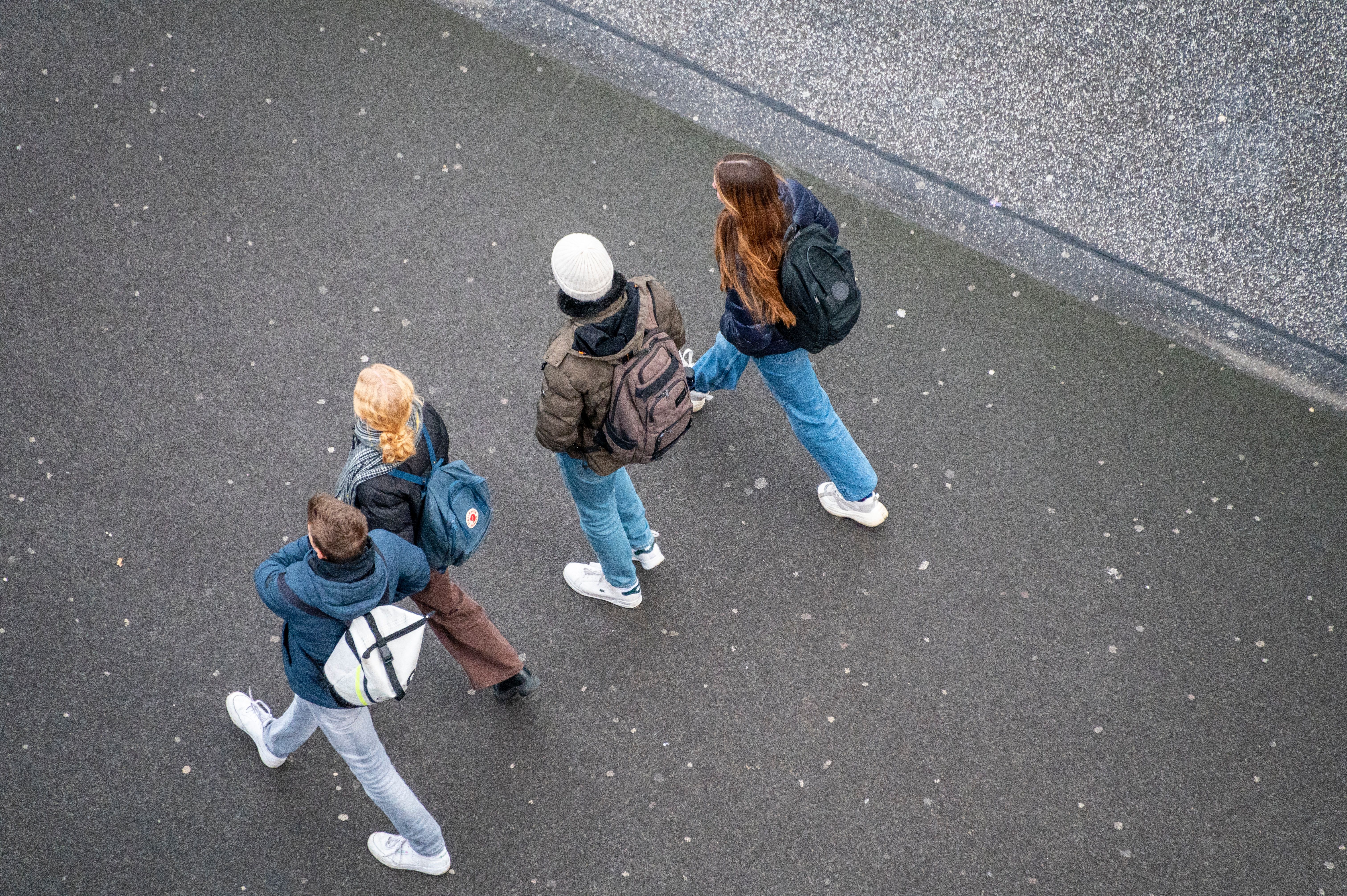 Un grupo de jóvenes por la calle. Imagen: Unsplash