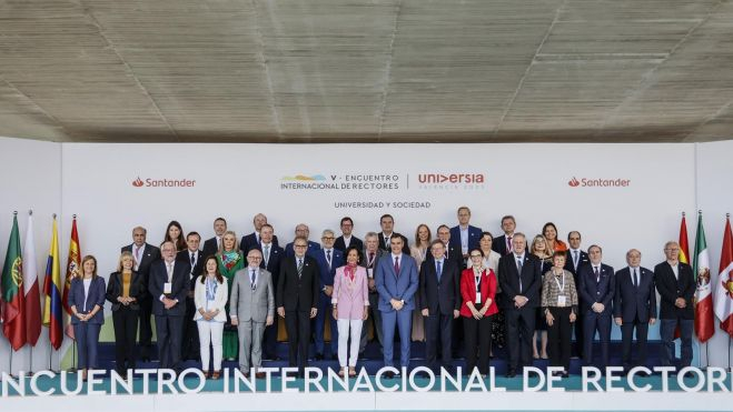 Foto de familia de los asistentes al V Encuentro Internacional de rectores Universia, en la Ciudad de las Artes y las Ciencia Foto de familia de los asistentes al V Encuentro Internacional de rectores Universia, en la Ciudad de las Artes y las Ciencia