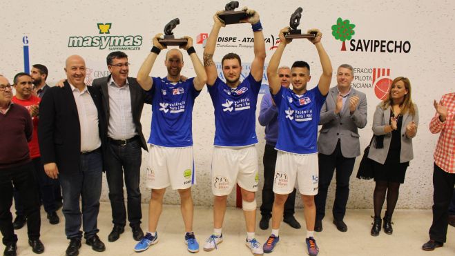 Sanchis, al centre, campió de la Lliga en 2016 amb Ricard i Roberto - Funpival