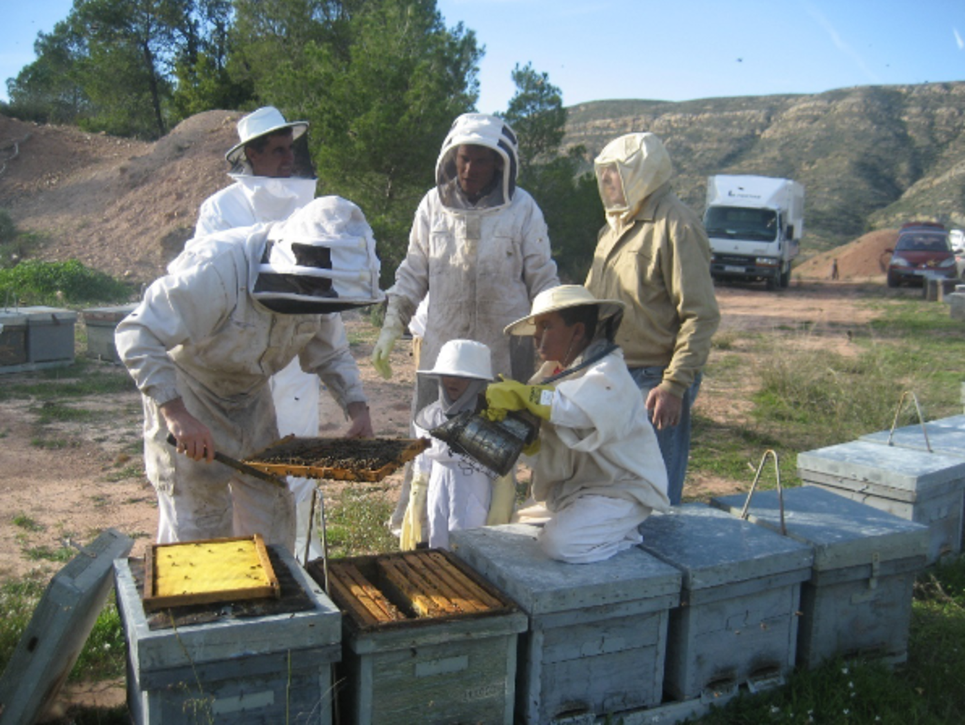 Apicultores en una explotación/ apiADS