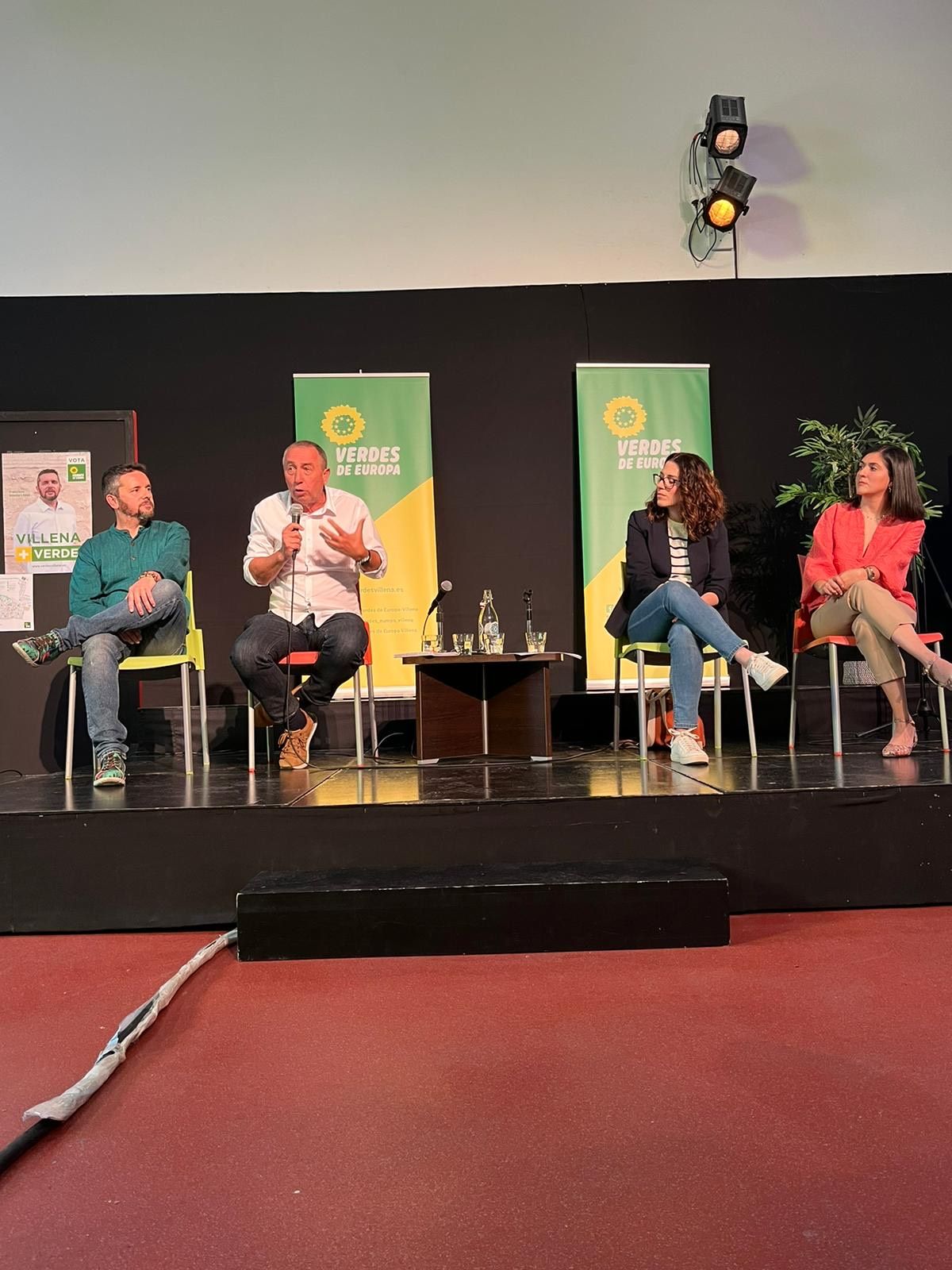 Joan Baldoví y Aitana Mas en un acto de campaña de Compromís