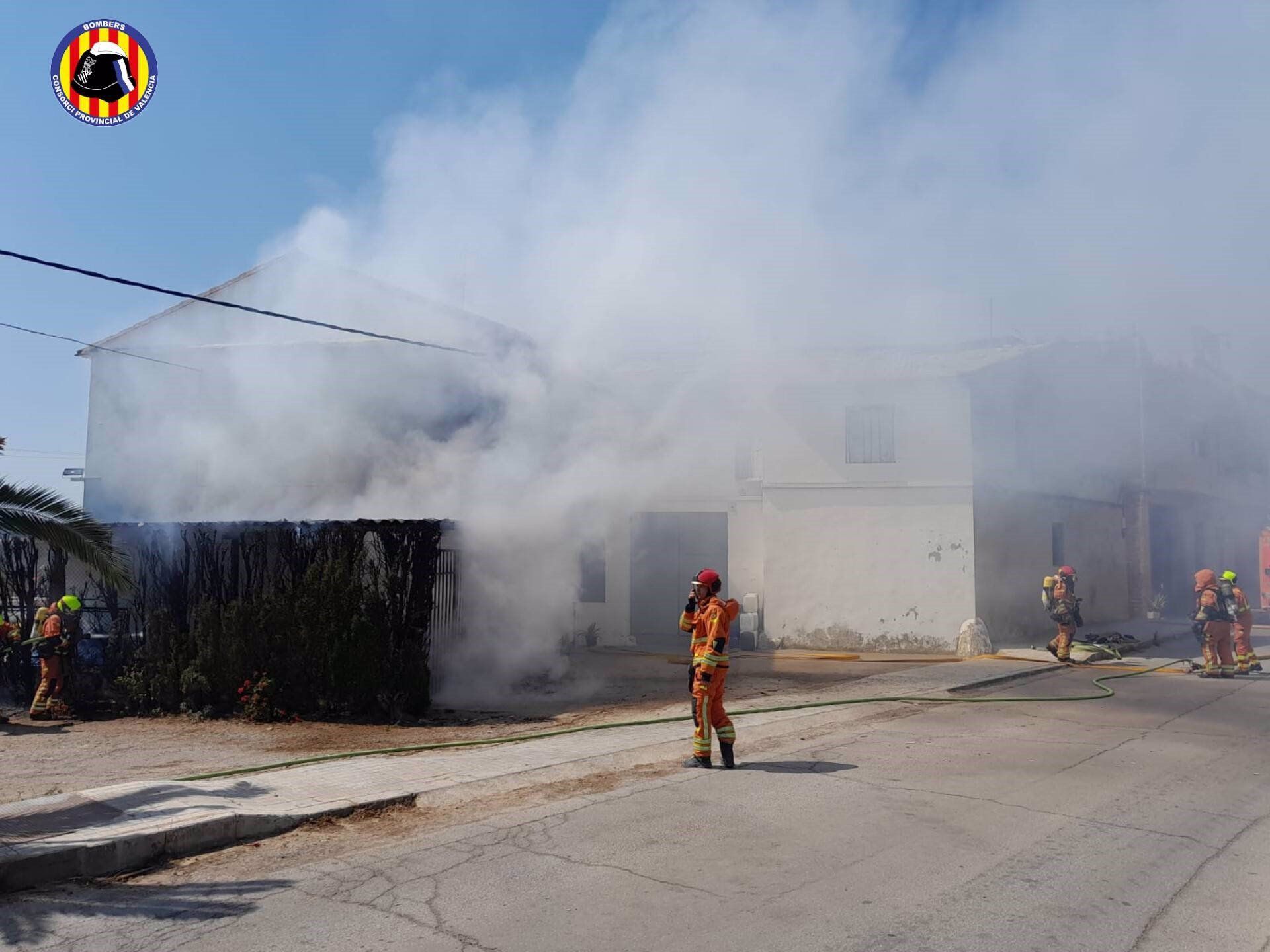Vehicle incendiat a Almàssera