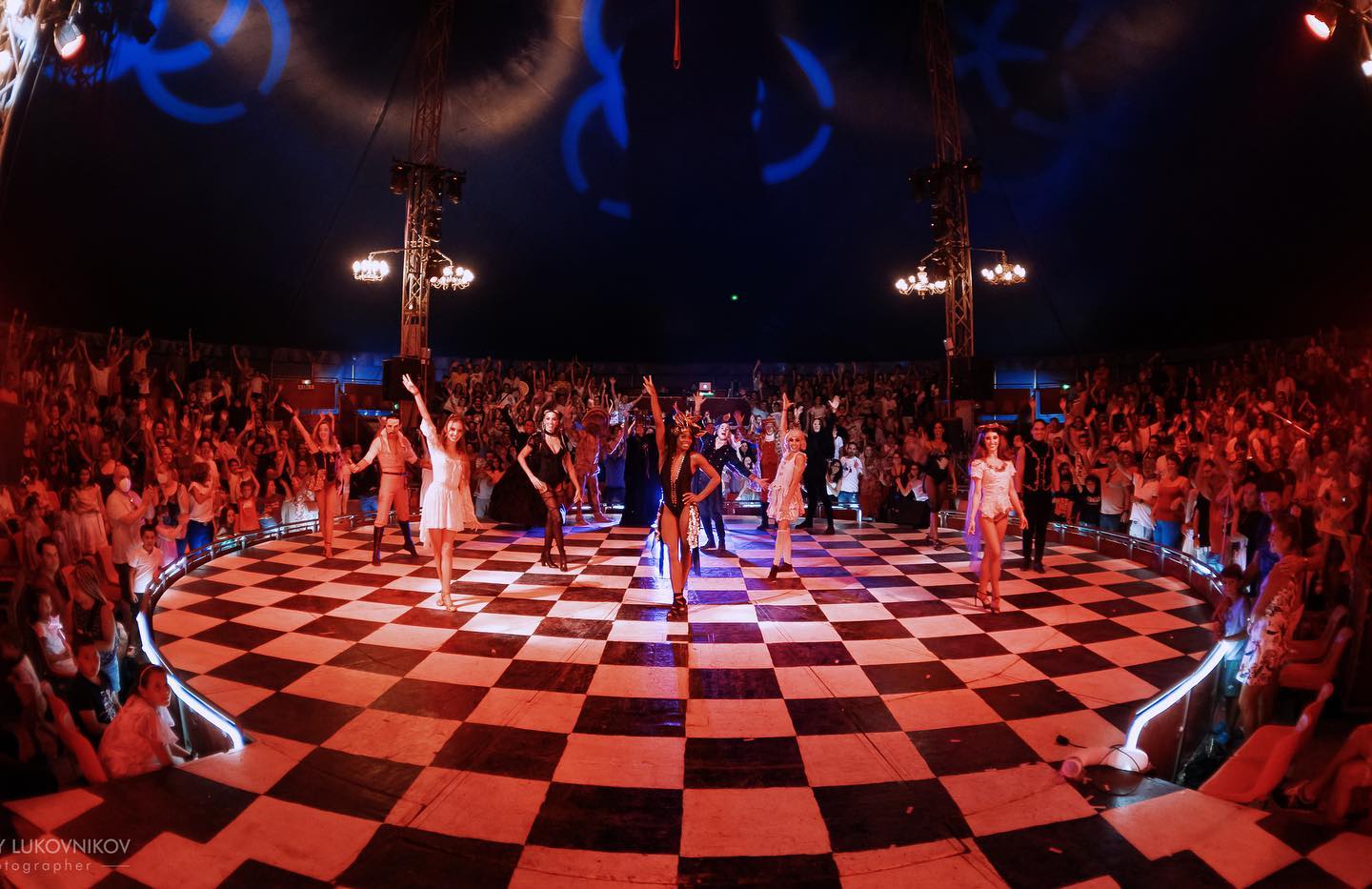 Artistas de 'El Circo Encantado', que aterriza en València