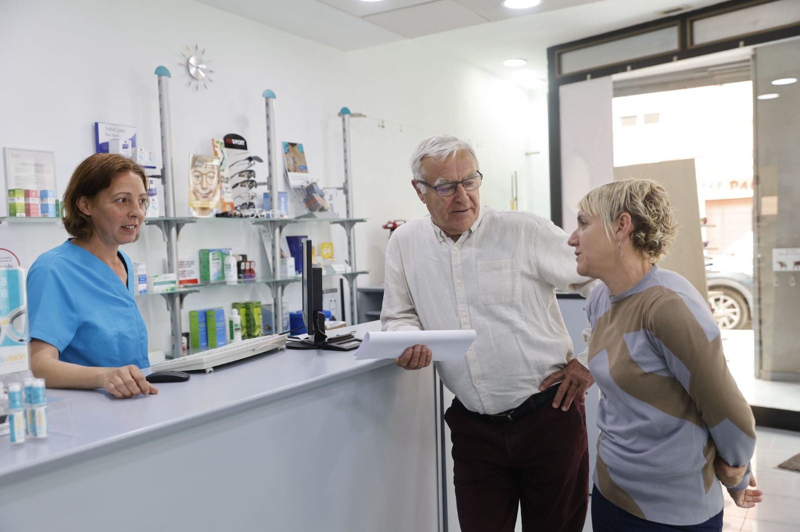 Joan Ribó en un comerç de proximitat.