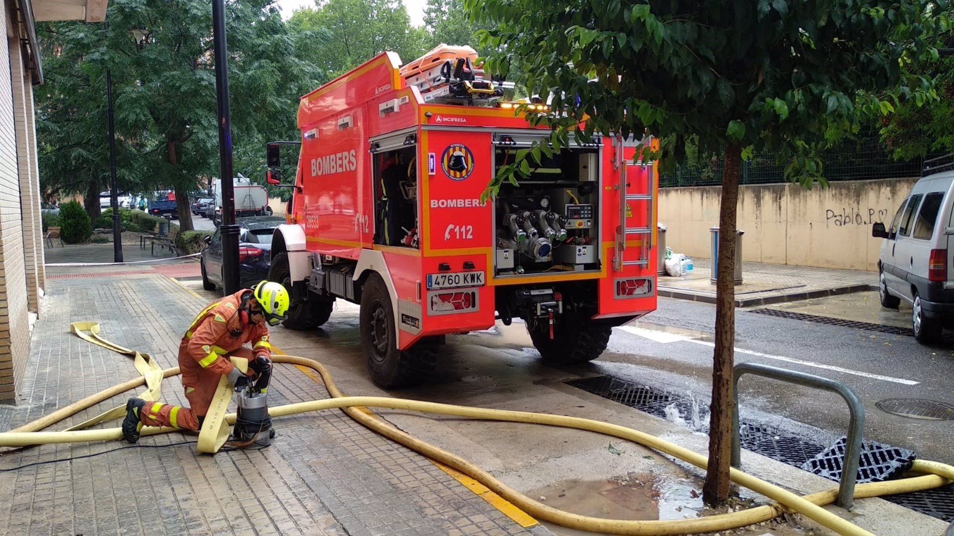Els bombers treballen després d'un episodi de pluja torrencial
