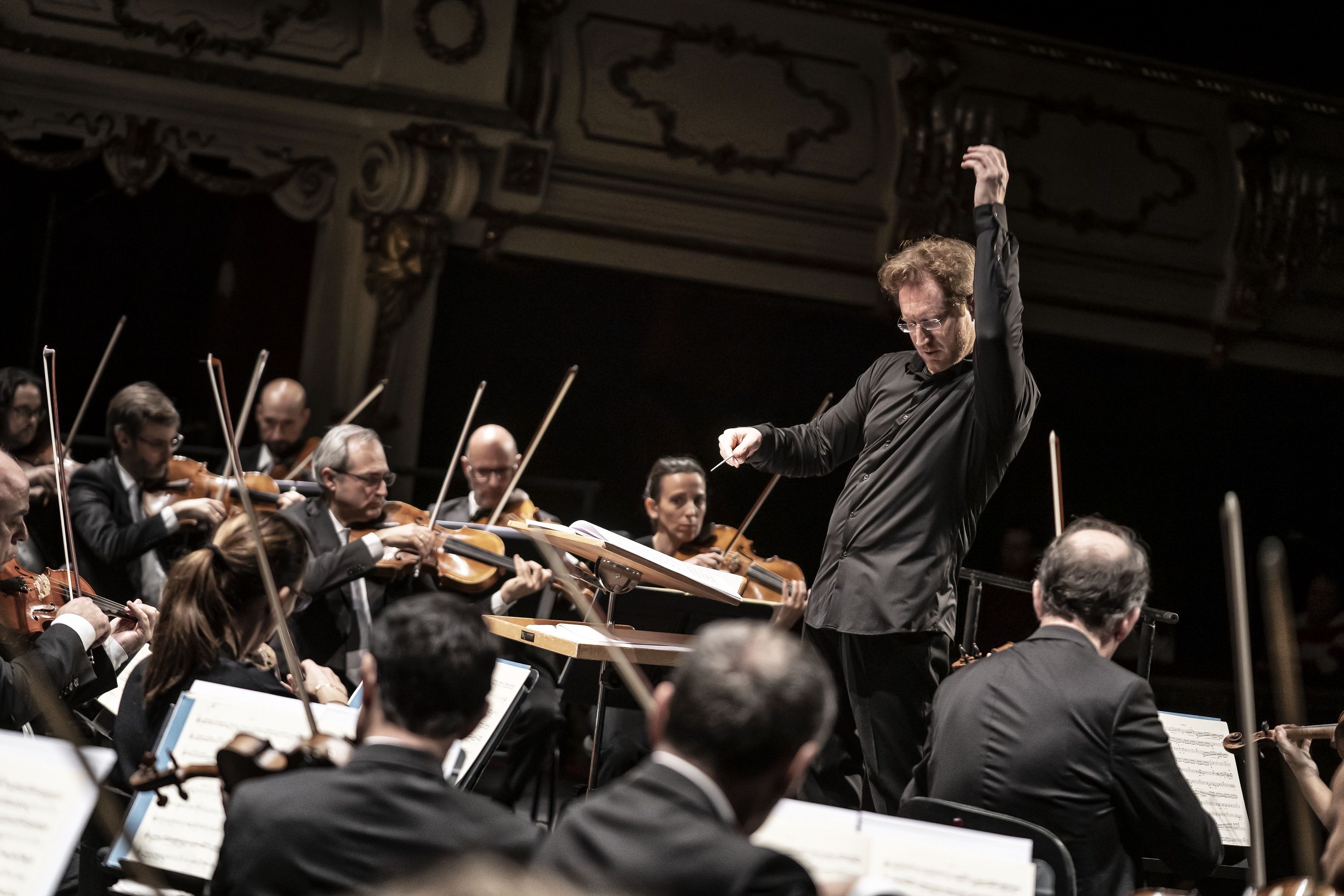Ramón Tebar dirigiendo una orquesta. Foto Live Music Valencia
