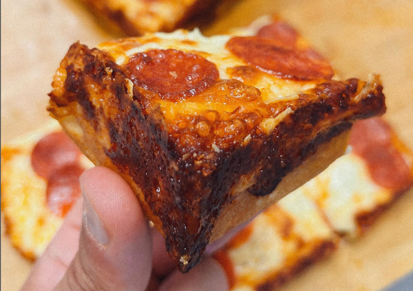 Borde "crunchy" de pizza al estilo Detroit/ Imagen Michigan Detroit Pizza (Instagram)