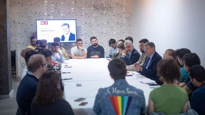 El president de la Generalitat i secretari general del PSPV-PSOE, Ximo Puig, s'ha reunit aquest dimecres amb representants de la joventut valenciana per a presentar-los les seues propostes de Govern