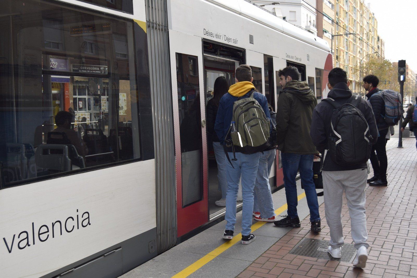 Un grupo de jóvenes entran a un tranvía de Metrovalencia