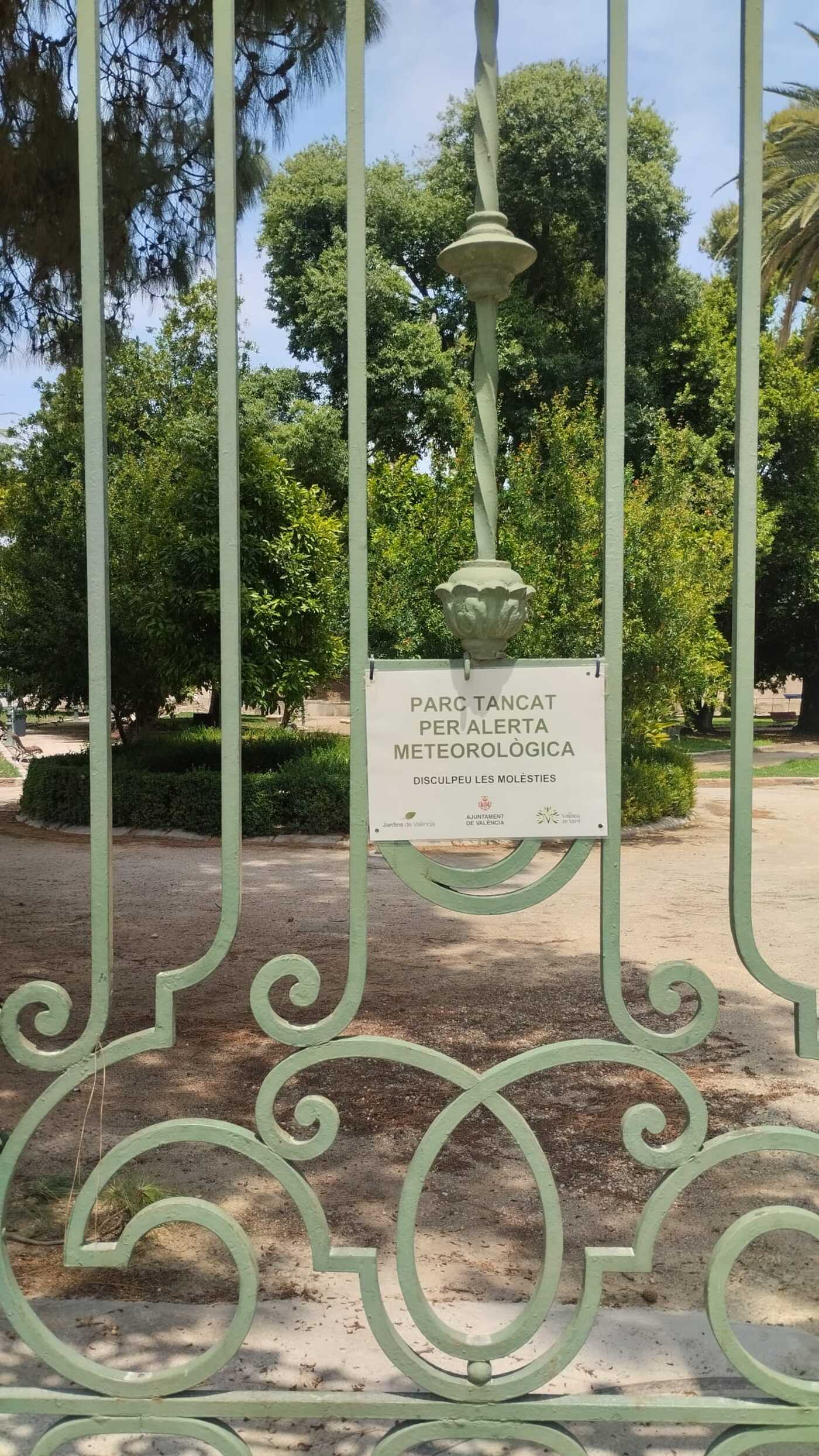Un jardí tancat per l'amenaça de pluges en València