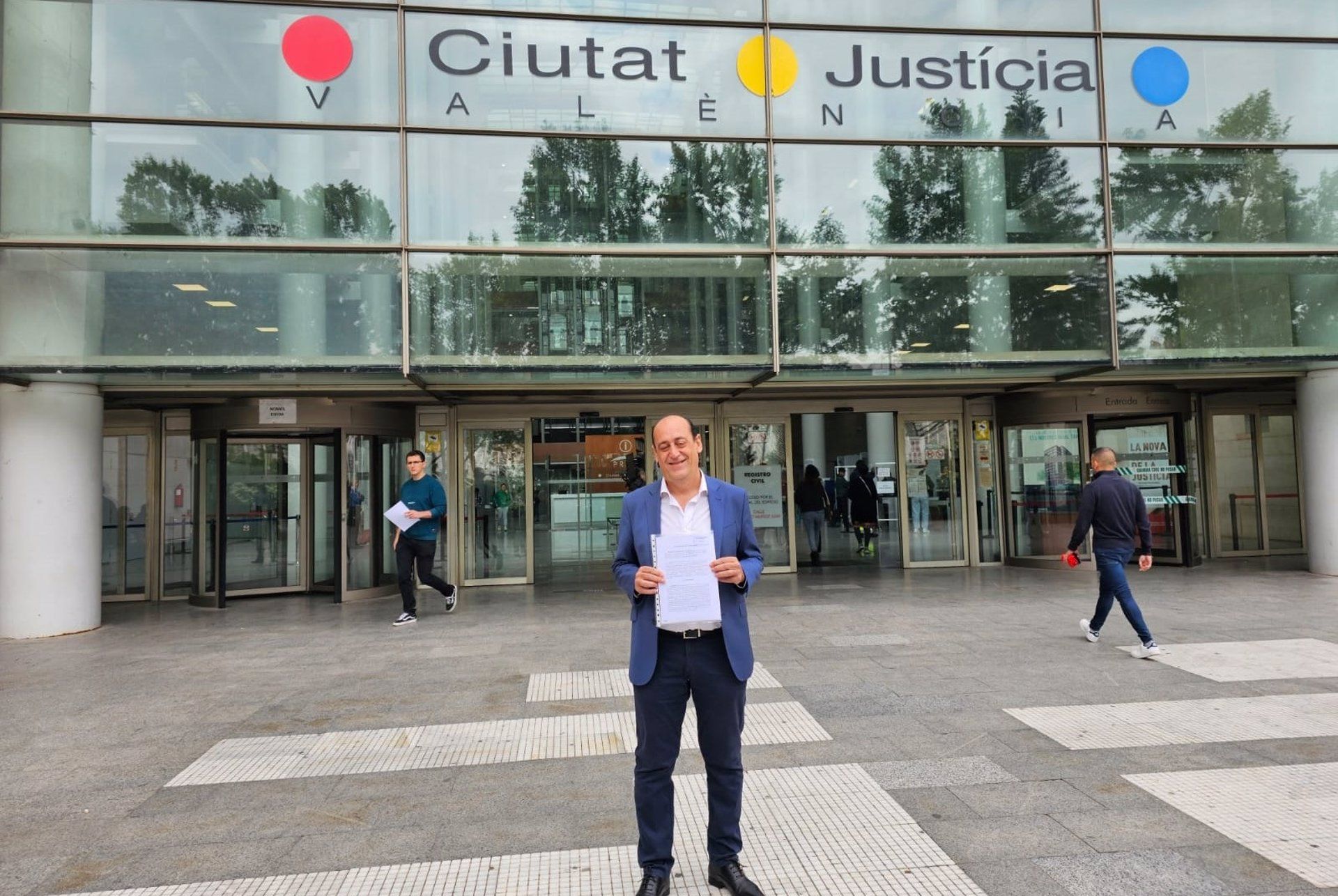 El regidor de Vox a l'Ajuntament de València, Vicente Montañez, a la Ciutat de la Justicia amb la denúncia presentada davant Fiscalia contra Vox