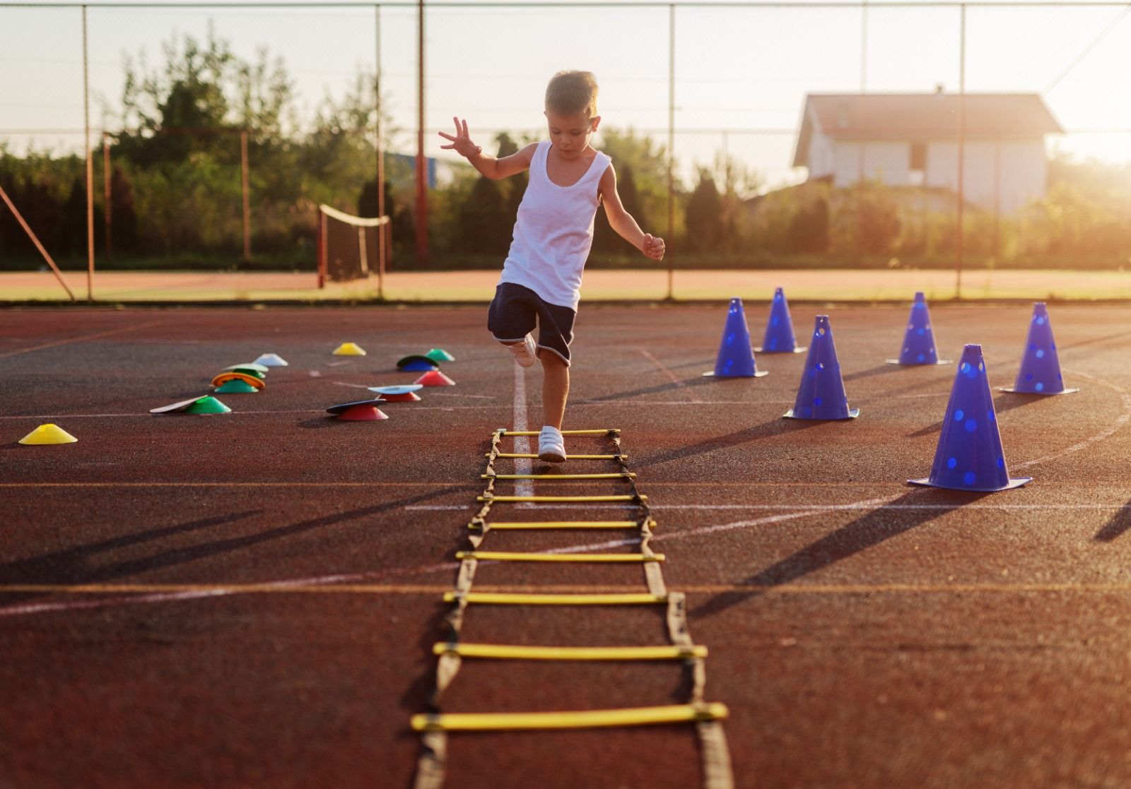 Un niño participa en una actividad deportiva. Imagen: Unsplash