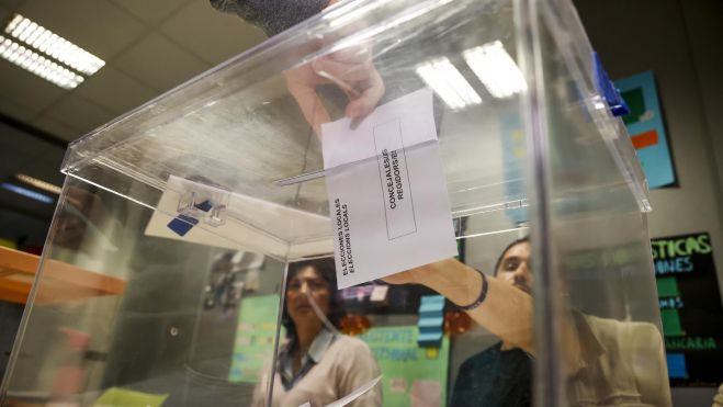 Imagen de una urna en una mesa electoral