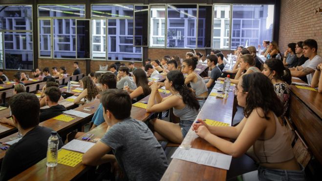 Estudiantes durante la realización de un examen de la EBAU
